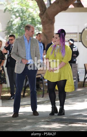 Der Herzog von Cambridge meets singer Netta Barzilai, der die 2018 Eurovision Song Contest gewonnen, in der Espresso Bar Kiosk auf dem Rothschild Boulevard in Tel Aviv, Israel, während seines offiziellen Tour durch den Nahen Osten. (Foto von Chris Jackson/Getty Images). Stockfoto