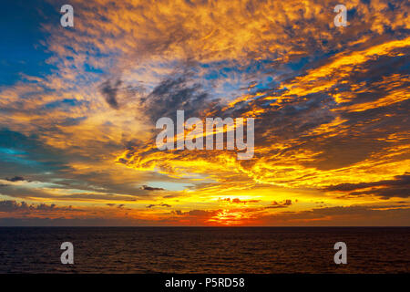 Malerische Sonnenaufgang über dem Atlantik, Panoramablick auf die schöne und dramatische celestial Dawn, Hintergrund Stockfoto