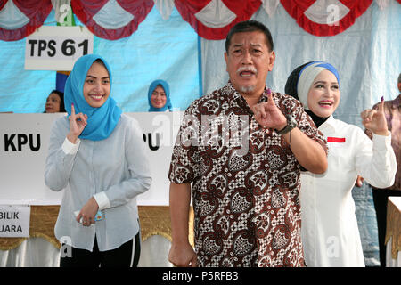Bekasi, Indonesien. 27 Juni, 2018. Deddy Mizwar nutzt seine Stimme für die Wahl von West Java Gouverneur 2018 mit seiner Frau, R Giselawati Wiranegara und seine Tochter, R Senandung Nacita Mizwar, Mittwoch (27/06/2018). Credit: kuncoro Widyo Rumpoko/Pacific Press/Alamy leben Nachrichten Stockfoto