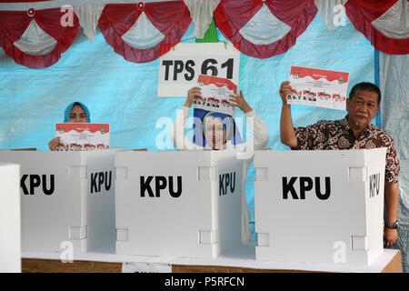 Bekasi, Indonesien. 27 Juni, 2018. Deddy Mizwar nutzt seine Stimme für die Wahl von West Java Gouverneur 2018 mit seiner Frau, R Giselawati Wiranegara und seine Tochter, R Senandung Nacita Mizwar, Mittwoch (27/06/2018). Credit: kuncoro Widyo Rumpoko/Pacific Press/Alamy leben Nachrichten Stockfoto