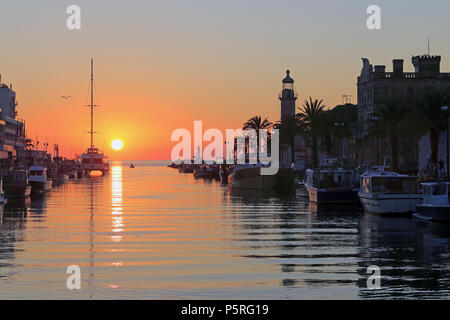 Sonnenuntergang am Hafen von Grau du Roi, Occitanie Frankreich Stockfoto