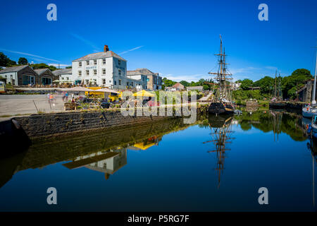 A Tall Ship gespiegelt im kristallklaren, ruhigen Wasser benath in Charlestown. Stockfoto