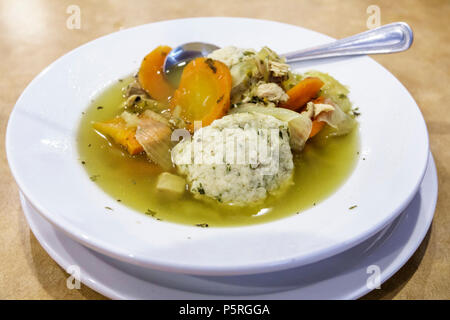 Stuart Florida, TooJay's Gourmet Deli, Restaurants, Restaurants, Essen, Essen, Café, innen, Matzos-Ballsuppe, Matza-Matzah, Schüssel, jüdische Tradition Stockfoto