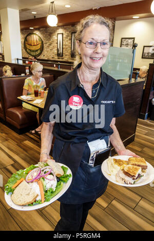 Stuart Florida, TooJay's Gourmet Deli, Restaurants, Restaurants, Restaurants, Restaurants, Restaurants, Cafés, innen, reife Frau, Bedienung der Kellnerin, Essen mitnehmen Stockfoto