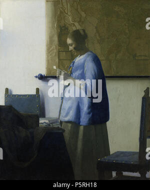 Brieflezende vrouw. Nederlands: Brieflezende vrouw. Een jonge Vrouw, staande bij een Tafel met Tafels, leest een kurz. Achter 5,2Km hangt aan de Muur een landkaart op rollen. ; Johannes Vermeer (1632 - 1675), olieverf op Doek, Ca. 1663. 1663. N/A 235 Brieflezende vrouw Rijksmuseum SK-C-251 Stockfoto