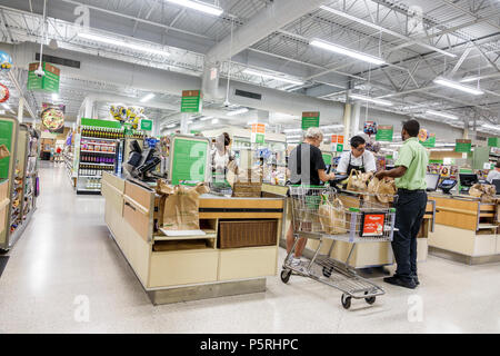 Stuart Florida, Publix Lebensmittelgeschäft Supermarkt Lebensmittel, innen, Kasse Kasse Linie Warteschlange Kassierer, Arbeiter, schwarzer Mann Männer männlich, Frau weibliche Frauen Stockfoto