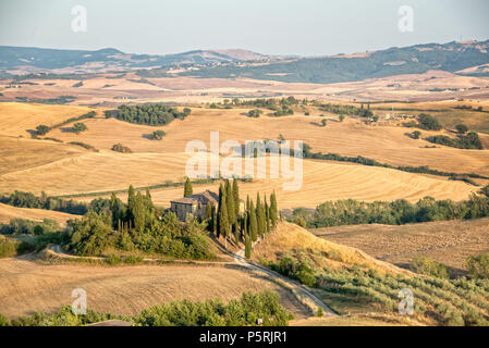 Schönen typischen Landschaft Sommer Landschaft in der Toskana, Italien Stockfoto