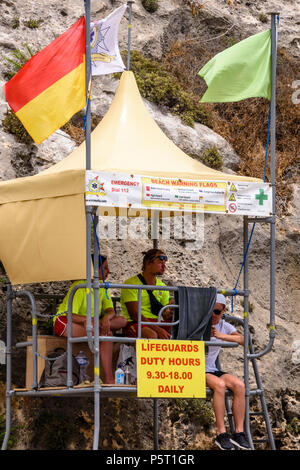 Rettungsschwimmer auf Aufgabe an einen Beobachtungsposten. Stockfoto