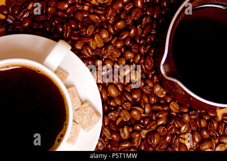 Kaffee mit Zucker, Caffee-maker über Bohnen Hintergrund Stockfoto