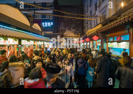 Die Leute an der Wangfujing Snack Street in Peking Stockfoto