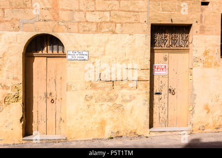 Zeichen, die auf einem traditionellen Haus Werbung es zum Verkauf in Gozo, Malta. Stockfoto