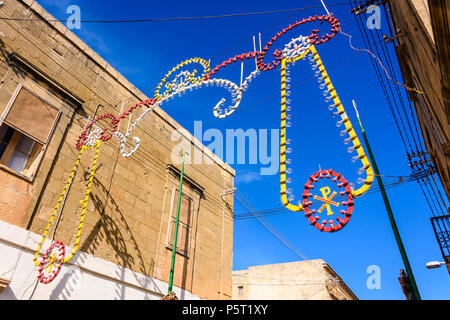 Bunte dekorative Torbögen, mit der Oberseite nach unten Kreuz des Heiligen Petrus, errichtet für Festival von St. Peter und Paul in Nadur, Gozo, Malta Stockfoto