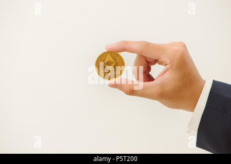 Des astraleums Münze in der Hand des Mannes. Eth. Stockfoto