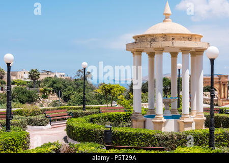 Überdachte Brunnen in einem gepflegten öffentlichen Park in Ghajnsielem, mit Blick auf die Bucht von Mgarr, Gozo, Malta Stockfoto