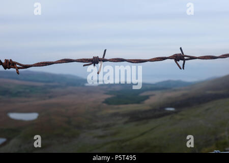 Umzäunter Blick auf die Dingle-Halbinsel vom Conor Pass ( Connor Pass ) County Kerry, Irland. Stockfoto