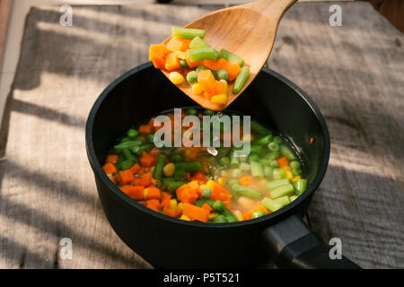 Frisches Gemüse Suppe mit Wurst auf Holz. Ganze Hintergrund. Stockfoto