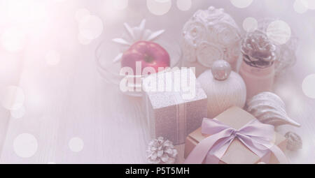 Banner Weihnachten dekorative Komposition von Spielzeug Kasten mit einem Geschenk auf einer strukturierten Hintergrund. Ansicht von oben Flach Stockfoto