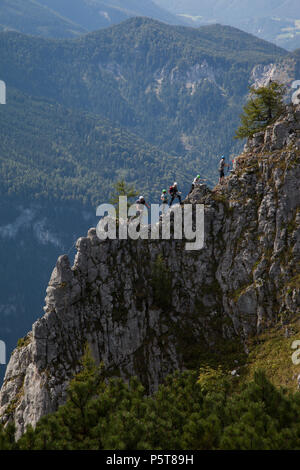 Klettersteig am Jenner im Berchtesgadener Land mit Gipfelkreuz Stockfoto