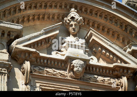 Kopf der Minerva Detail der klassischen architektonischen Stein Carven auf die römischen Bäder komplexe Badewanne England Großbritannien Stockfoto