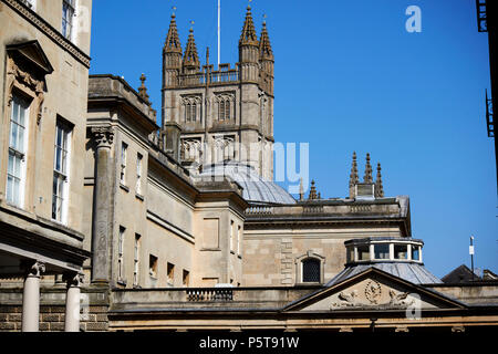 Die römischen Bäder Komplex vor der gotischen Abtei von Bath und hinter der georgischen Terrasse Badewanne England Großbritannien Stockfoto