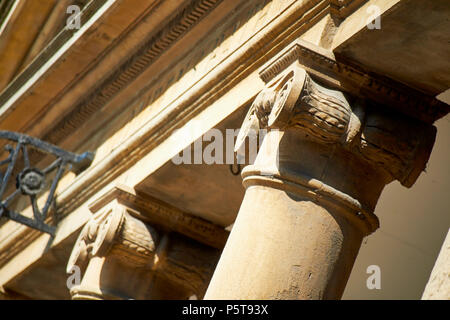 Ionische Säulen Detail der klassischen architektonischen Stein Carven auf die römischen Bäder komplexe Badewanne England Großbritannien Stockfoto