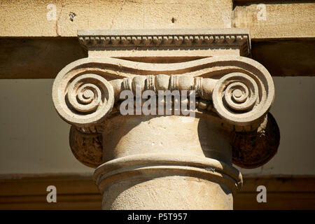 Ionische Säulen Detail der klassischen architektonischen Stein Carven auf die römischen Bäder komplexe Badewanne England Großbritannien Stockfoto