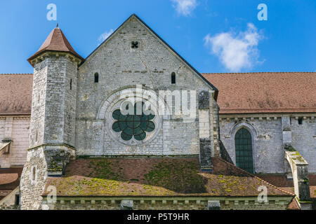 Abtei in Frankreich Pontigny, die ehemalige Zisterzienserabtei in Frankreich, einer der fünf ältesten und bedeutendsten Klöster des Ordens. Blick in die c Stockfoto