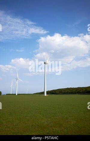 Windenergieanlagen auf Ackerland in der Lake District in der Nähe von whitehaven Cumbria England Großbritannien Stockfoto