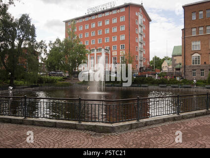 City Park mit Brunnen vor dem Radisson Blu Grand Hotel Tammer, in Tampere Finnland Stockfoto