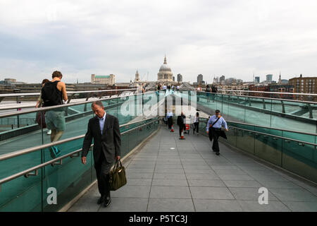 Menschen Pendler die Londoner Millennium Suspension Fußgängerbrücke (Millennium Bridge oder wackelige Brücke), London, England. Stockfoto