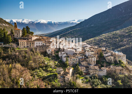 Hang Stadt Anversa degli Abruzzi, über Sagittario Schluchten in den Abruzzen Massiv, Maiella Massiv in Distanz, zentralen Apenninen, Abruzzen, Italien Stockfoto