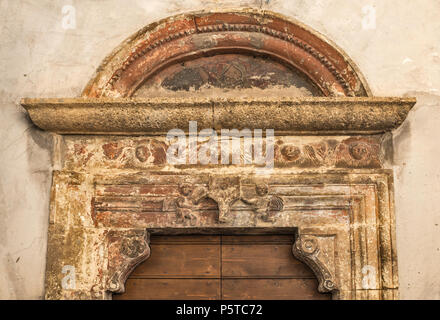 Portal in der Chiesa Santa Maria delle Grazie, die Kirche aus dem 16. Jahrhundert in Castrovalva in den Abruzzen Massiv, zentralen Apenninen, Abruzzen, Italien Stockfoto