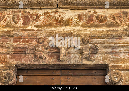 Carving am Portal an der Chiesa Santa Maria delle Grazie, die Kirche aus dem 16. Jahrhundert in Castrovalva in den Abruzzen Massiv, zentralen Apenninen, Abruzzen, Italien Stockfoto