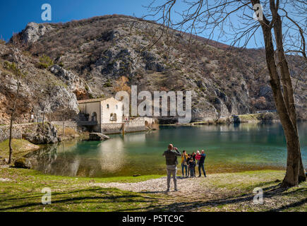 Einsiedelei von San Domenico, Touristen, am Lago di Scanno, Sagittario Schluchten in der Nähe der Stadt Scanno, in den Abruzzen Massiv, zentralen Apenninen, Abruzzen, Italien Stockfoto