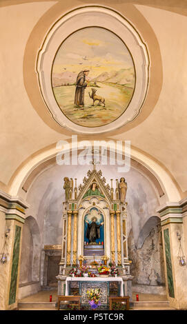 Altar in der Kirche bei der Einsiedelei von San Domenico, am Lago di Scanno, Sagittario Scanno, in der Nähe der Schluchten in den Abruzzen Massiv, zentralen Apenninen, Abruzzen, Italien Stockfoto