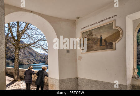 Passage Einsiedelei von San Domenico, am Lago di Scanno, Sagittario Schluchten in der Nähe der Stadt Scanno, in den Abruzzen Massiv, zentralen Apenninen, Abruzzen, Italien Stockfoto