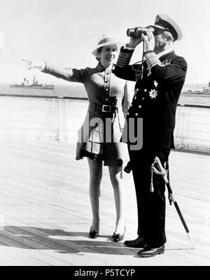 Prinzessin Anne neben Earl Mountbatten von Birma an Deck der Royal Yacht Britannia in Spithead, Hampshire, wo Königin Elizabeth II 62 Schiffe der Flotte der NATO im Rahmen der 20-Jahr-Feier der NATO überprüft. Stockfoto