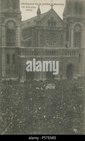 N/A. Begräbnis im Jahr 1907 von Marthe Erbelding, ein Mädchen von 11, vergewaltigt, getötet und in Stücke von ihrem Mörder. Die Beerdigung in der Eglise Saint Ambroise in Paris, war von einer Menge mehr Thant 50000 Menschen gefolgt. 1907. Unbekannt 279 Carte - obseque-petite-marthe -1907 Stockfoto