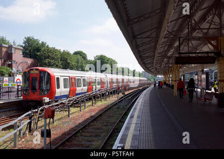 Die Londoner U-Bahn Station in London Ealing Broadway Stockfoto