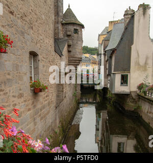 Blick auf die mittelalterliche Stadt Straße und Häuser in Quimper, Bretagne, Frankreich Stockfoto