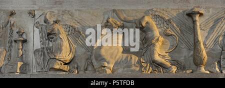 Römische Kunst. Siegesgöttinnen dekorieren Kerzenleuchter und Opfer Bullen. Teil der Fries aus dem zentralen Gebäude des Forum Romanum in Rom abgeschlossen in 112 AD. Glyptothek. München. Deutschland. Stockfoto