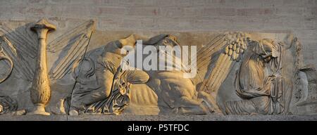 Römische Kunst. Siegesgöttinnen dekorieren Kerzenleuchter und Opfer Bullen. Teil der Fries aus dem zentralen Gebäude des Forum Romanum in Rom abgeschlossen in 112 AD. Glyptothek. München. Deutschland. Stockfoto