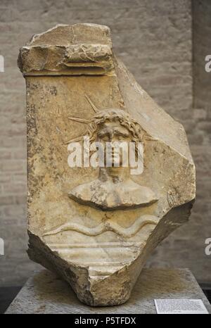 Altar auf Sol, die Sonne Gott. Die Inschrift gibt ein Datum (87 AD) und die Namen der Slave Abascantus Euporianus als Übertrager. Glyptothek. München. Deutschland. Stockfoto