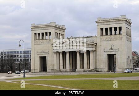 Deutschland. München. Die Propyläen. Im dorischen Stil erbaut und im Jahre 1862 von Leo von Klenze (1784-1864) abgeschlossen. Konigsplatz Platz. Stockfoto