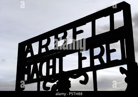 Kz Dachau. Ns-Lager von Gefangenen in 1933 geöffnet. Detail der Parole Arbeit macht frei (Arbeit macht frei) an der Tür. Deutschland. Stockfoto