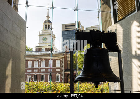 Philadelphia, Pennsylvania. Die Liberty Bell, ein iconic Symbol der amerikanischen Unabhängigkeit, mit der Independence Hall im Hintergrund Stockfoto