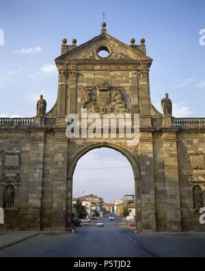 ARCO DE SAN BENITO CONSTRUIDO EN 1662 PARA SUSTITUIR LA PORTADA ROMANICA ANTERIOR. Autor: Felipe Berrojo (1628-1694). Lage: MONASTERIO DE SAN BENITO, SAHAGÚN, Leon, Spanien. Stockfoto