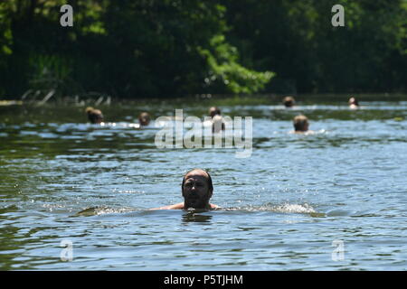 Schwimmer bei Warleigh Wehr, in der Nähe von claverton Bad im Freien. Stockfoto