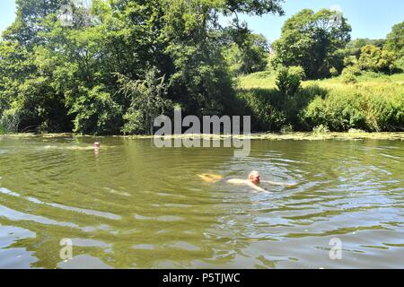 Schwimmer bei Warleigh Wehr, in der Nähe von claverton Bad im Freien. Stockfoto