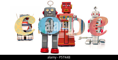 Retro Zinn Roboter Spielzeug halten bis das Wort CODE auf Weiß isoliert Stockfoto